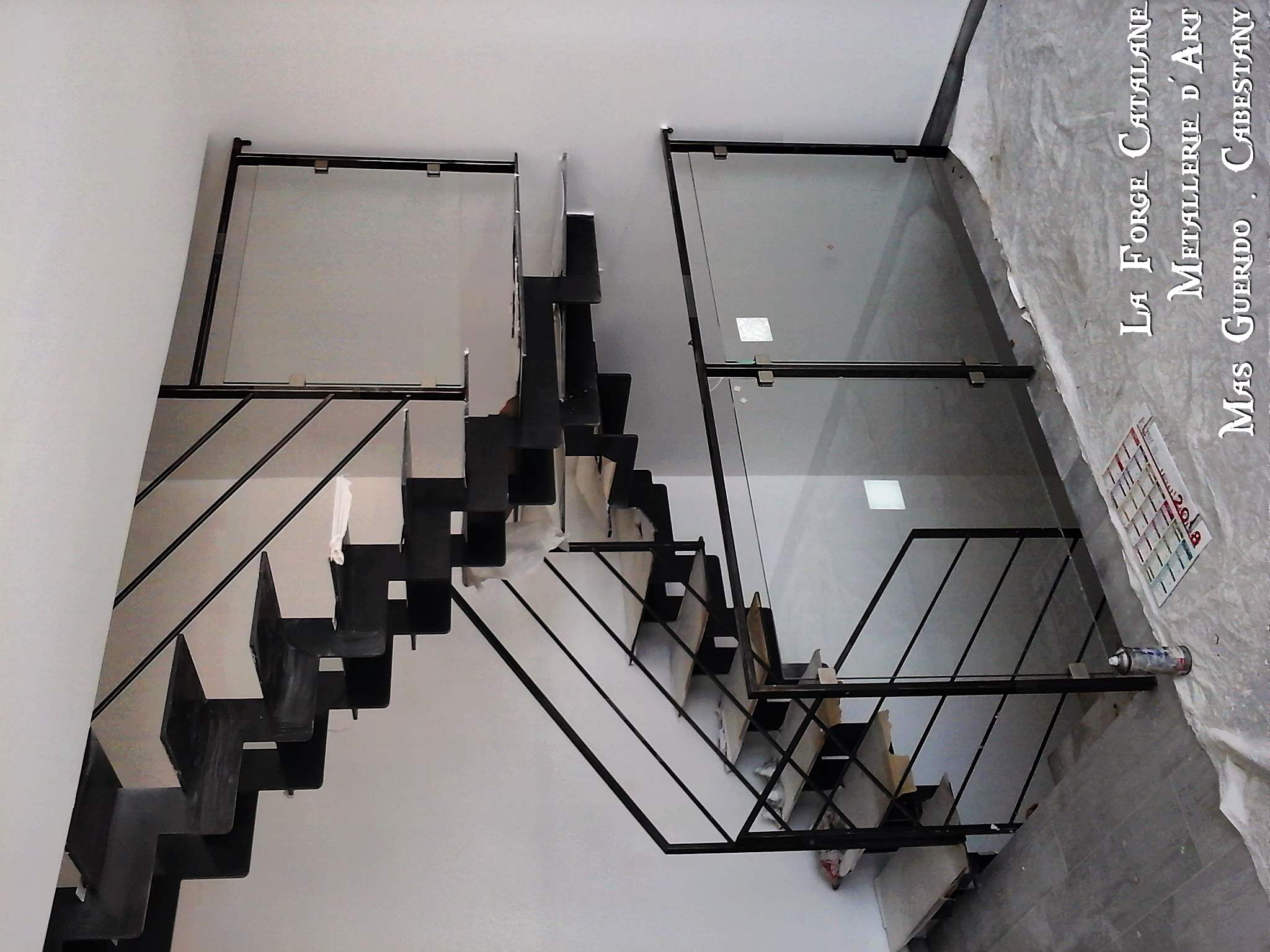 escalier double limon cremaillere marches fer 2 quart tournant garde corps verre rampant 4 lisses  forge catalane.jpg